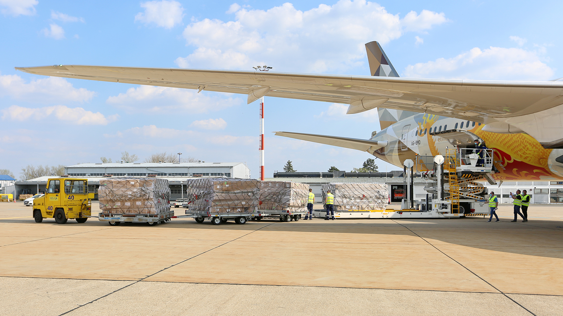 Utovar zračne pošiljke u widebody zrakoplov na Zračnoj luci Zagreb — Makella avio prijevoz i logistika